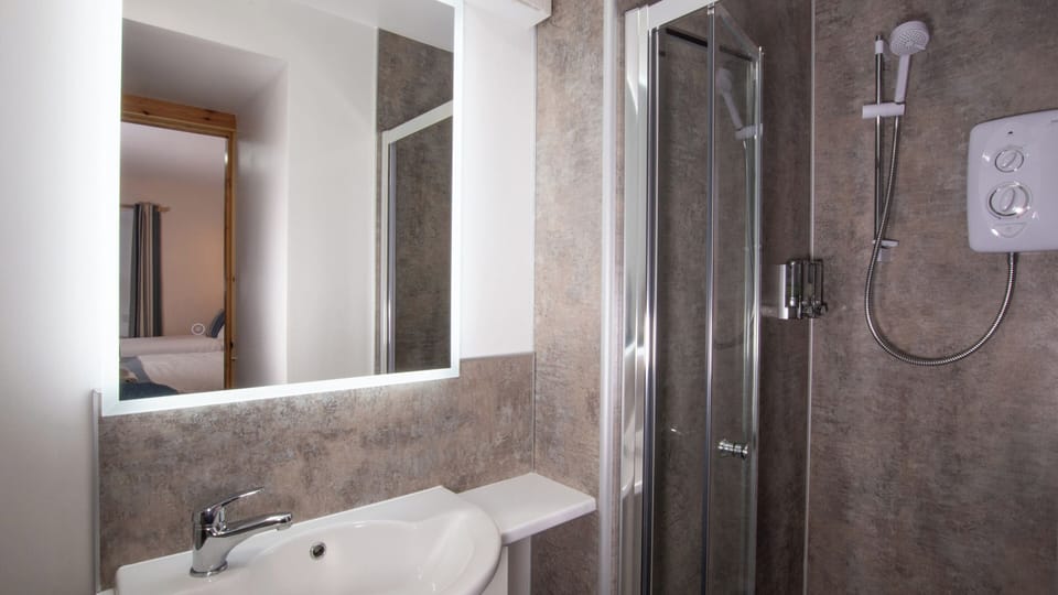 Twin Room (Harbourside House) | Bathroom | Free toiletries, hair dryer, towels