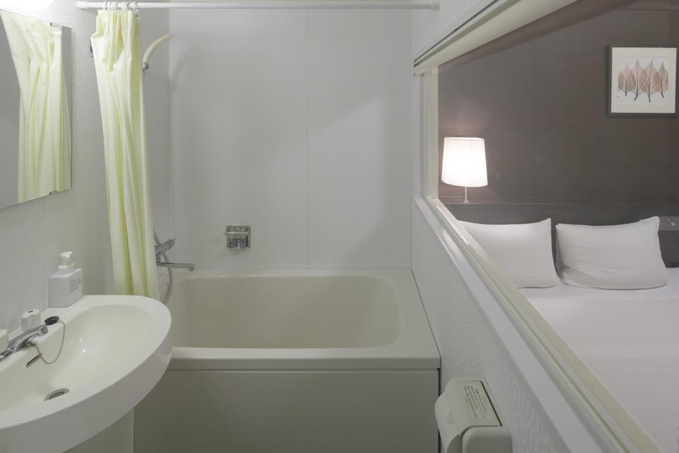 Combined shower/tub, deep soaking tub, free toiletries, hair dryer