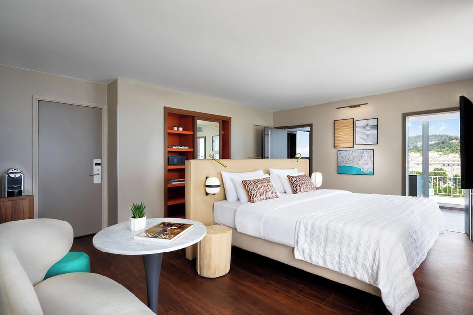 Hypo-allergenic bedding, minibar, in-room safe, desk