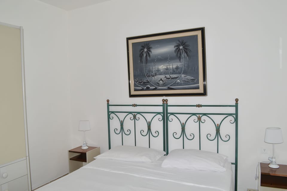 Classic Quadruple Room | Desk, free WiFi, bed sheets