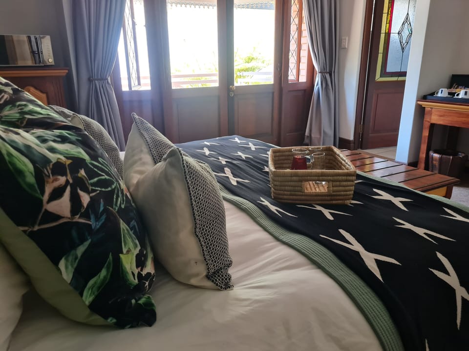 Executive Room | Minibar, in-room safe, individually decorated, individually furnished