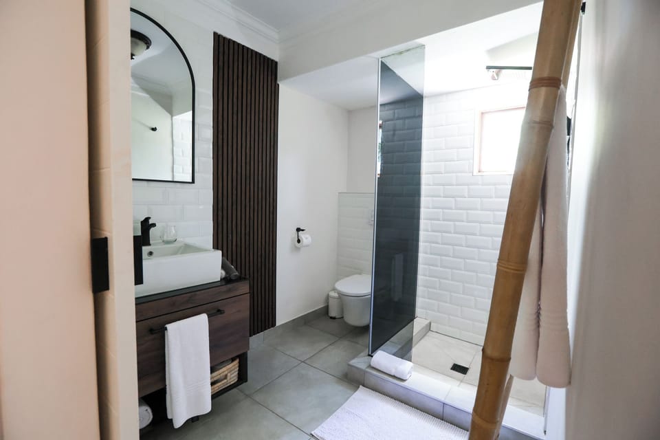 Executive Room | Bathroom | Free toiletries, hair dryer, bathrobes, slippers
