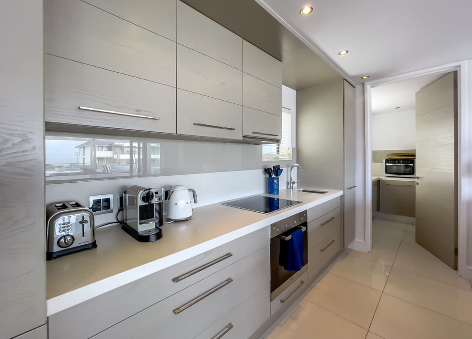 Apartment, 2 Bedrooms (Penthouse) | Private kitchen | Full-size fridge, microwave, oven, stovetop