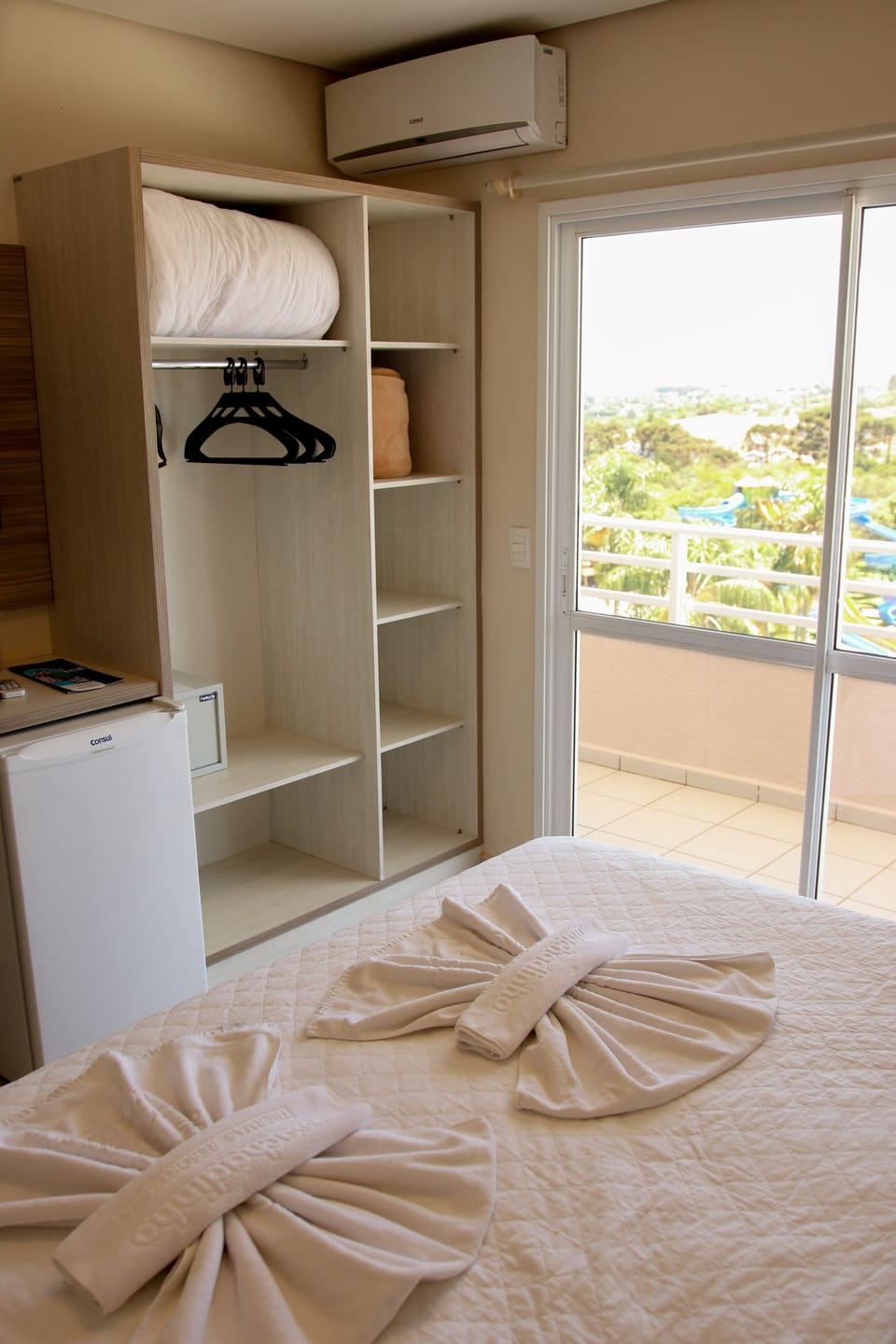 Quarto Triplo Luxo | Hypo-allergenic bedding available, minibar, in-room safe, desk