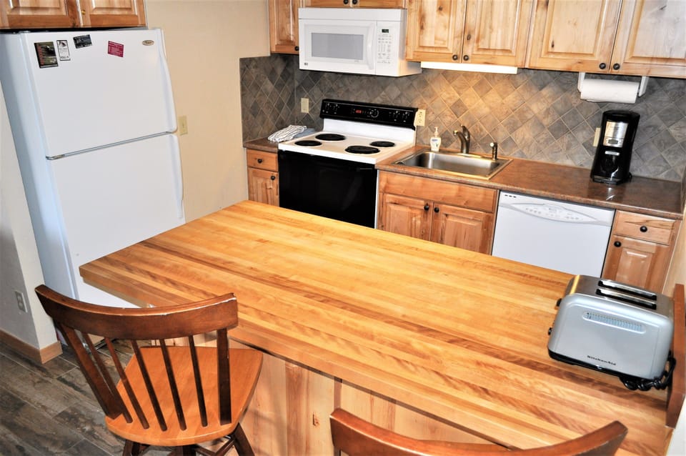 Full-size fridge, microwave, oven, stovetop