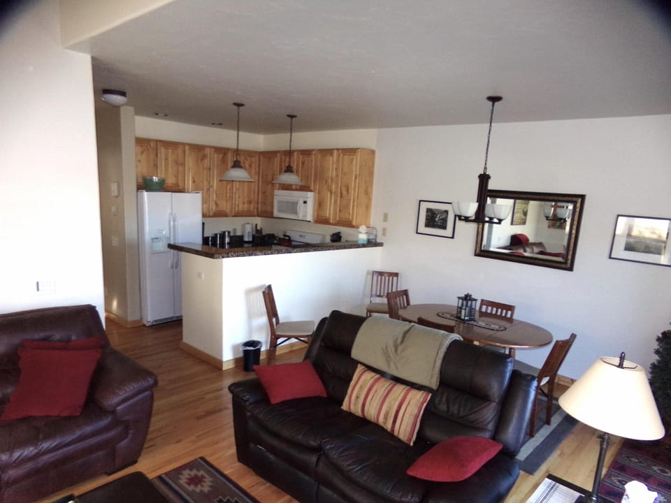 House, Multiple Beds (Anemone Townhome 3 bed 3 bath HTAT) | Living area | TV, DVD player