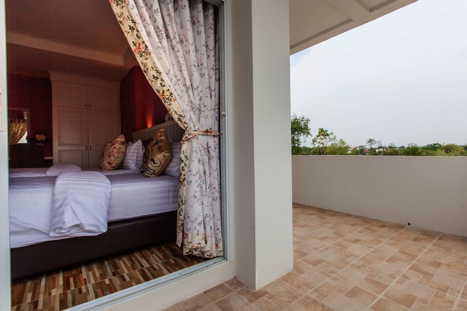 Deluxe Triple Room | Desk, blackout drapes, free WiFi, bed sheets