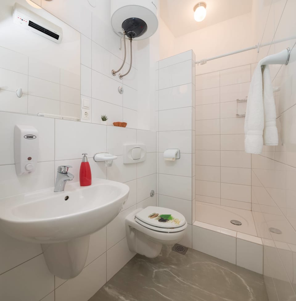 Twin Room | Bathroom | Shower, free toiletries, hair dryer, towels