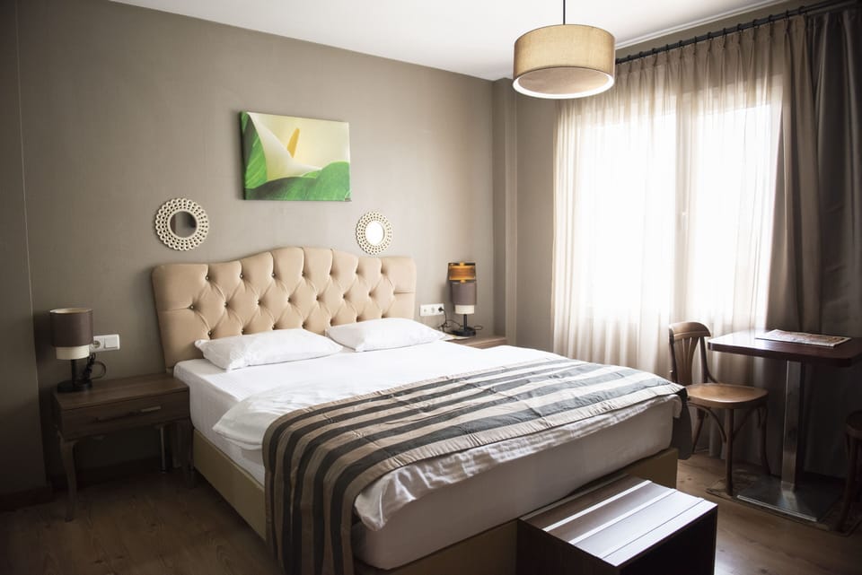 Premium bedding, in-room safe, soundproofing, free WiFi