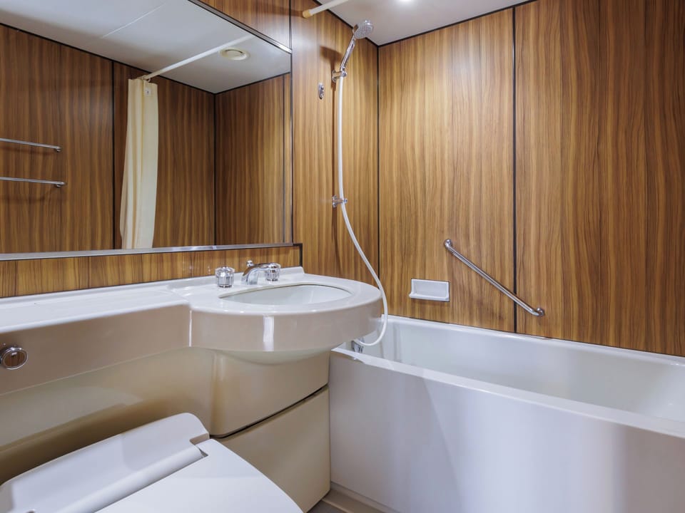 [Ocean View Open-air hot spring bath]Premium Twin Room(Non-smoking) | Bathroom | Combined shower/tub, deep soaking tub, free toiletries, hair dryer