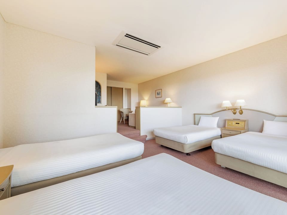 Ocean View Standard Quadruple Room(Non-smoking) | Desk, bed sheets