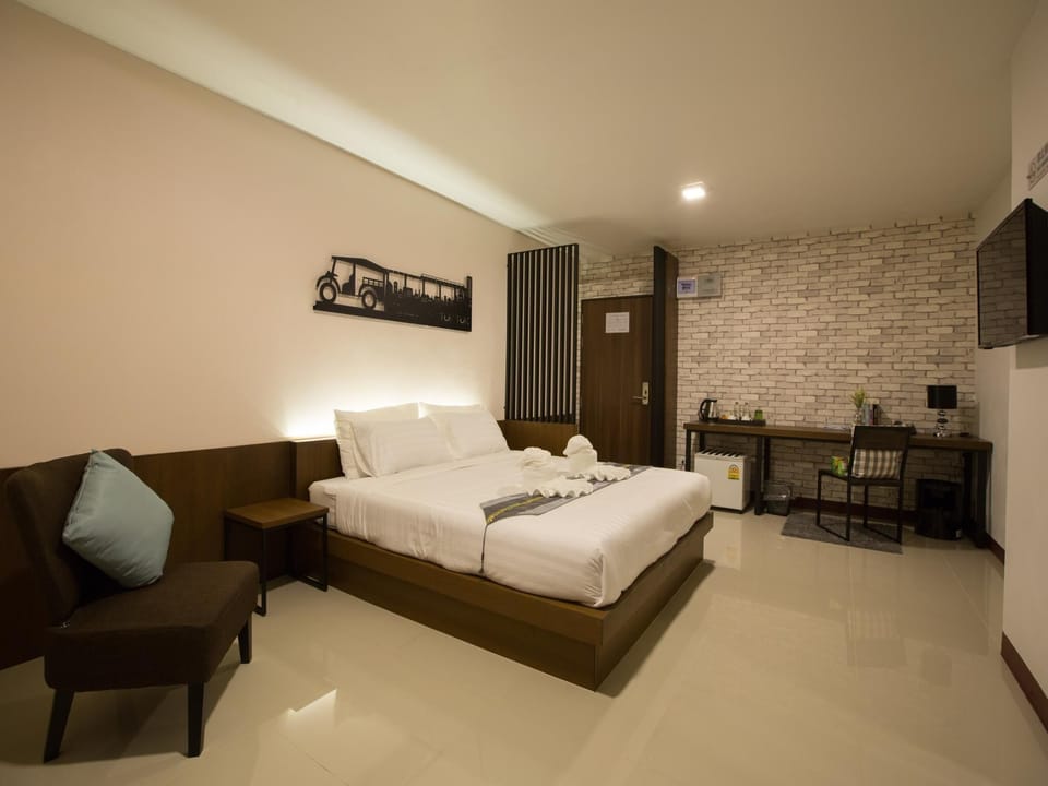 Standard Twin Room | Desk, blackout drapes, iron/ironing board, free WiFi