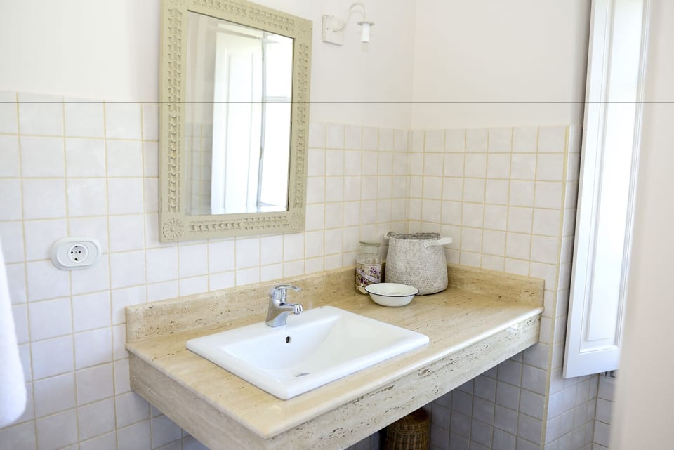 Deluxe Room | Bathroom sink