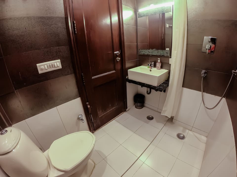 Shower, rainfall showerhead, free toiletries, towels