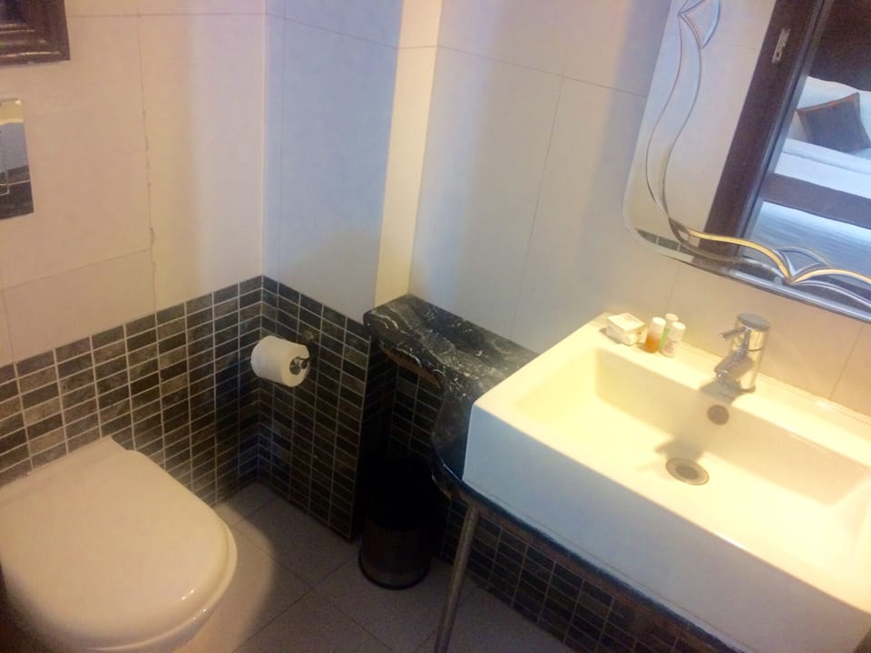 Economy Room, 1 Bedroom, Smoking, Private Bathroom | Bathroom | Shower, rainfall showerhead, free toiletries, towels