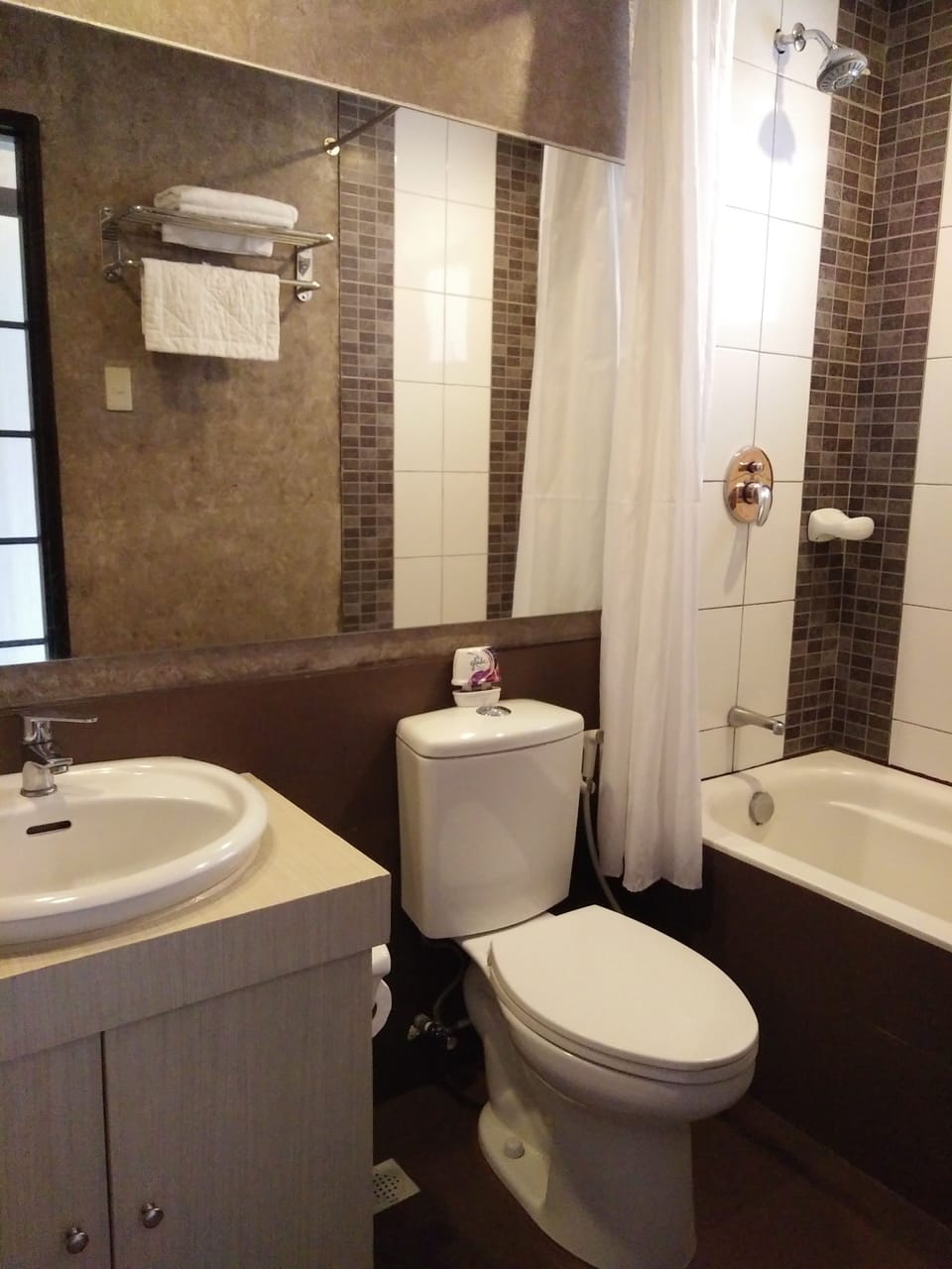 Deluxe Couple Room | Bathroom | Combined shower/tub, free toiletries, hair dryer, bidet