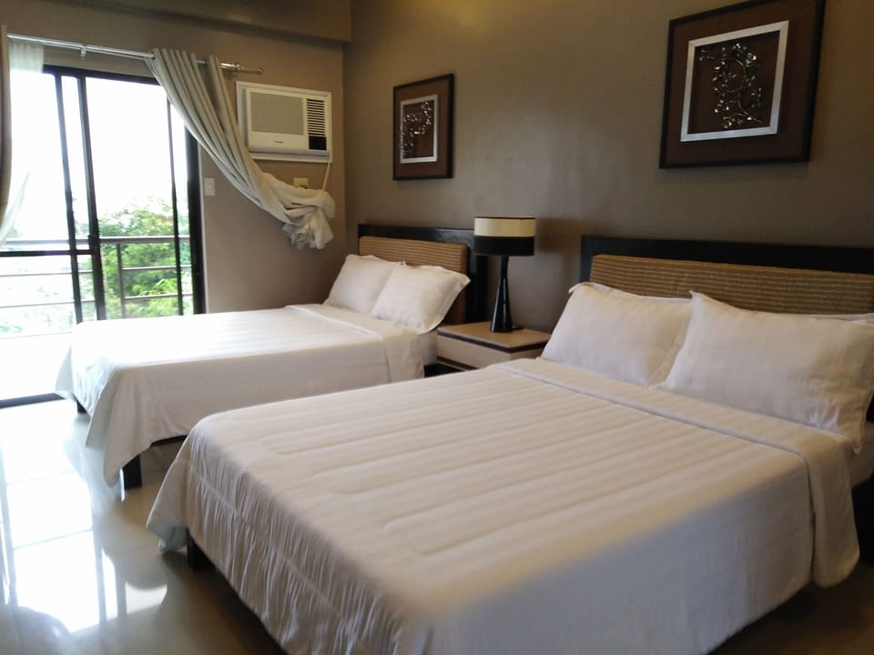 Deluxe Double Room | Desk