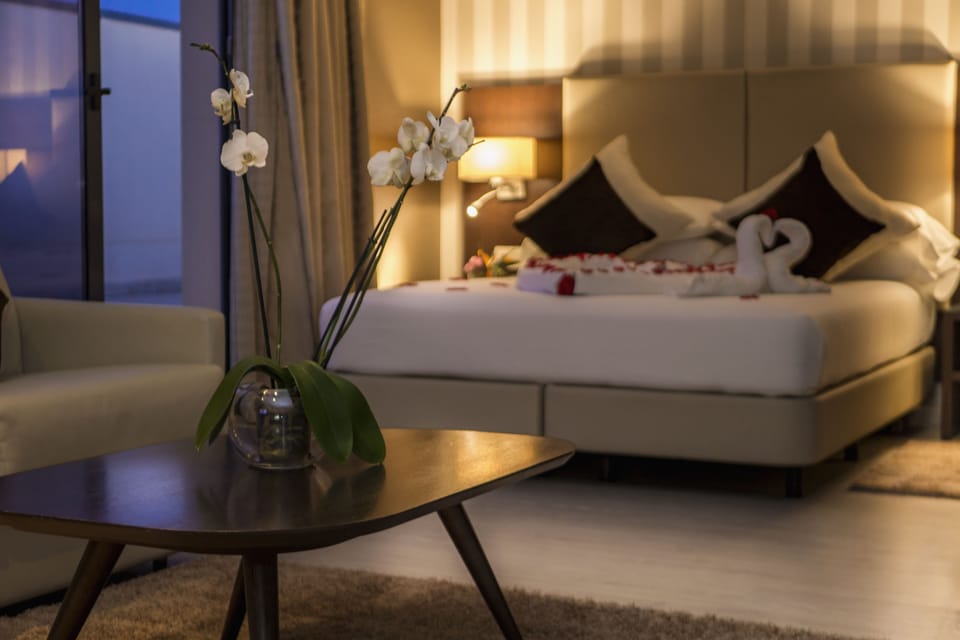 Executive Room | Minibar, in-room safe, desk, blackout drapes