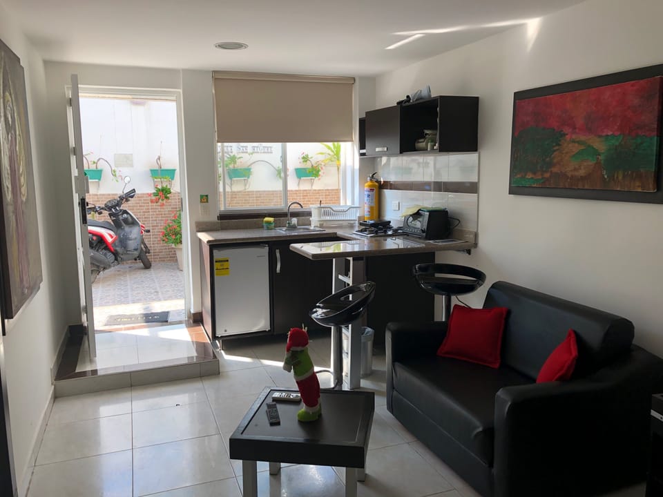 Basic Studio | In-room safe, iron/ironing board, free WiFi, bed sheets