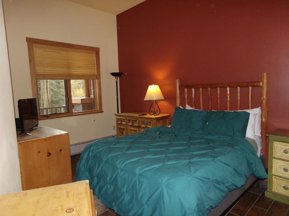 Condo, 1 Queen Bed with Sofa bed (Arapahoe Lodge 1 Bed 1 Bath ALJP) | 1 bedroom, iron/ironing board, WiFi (free), individually decorated
