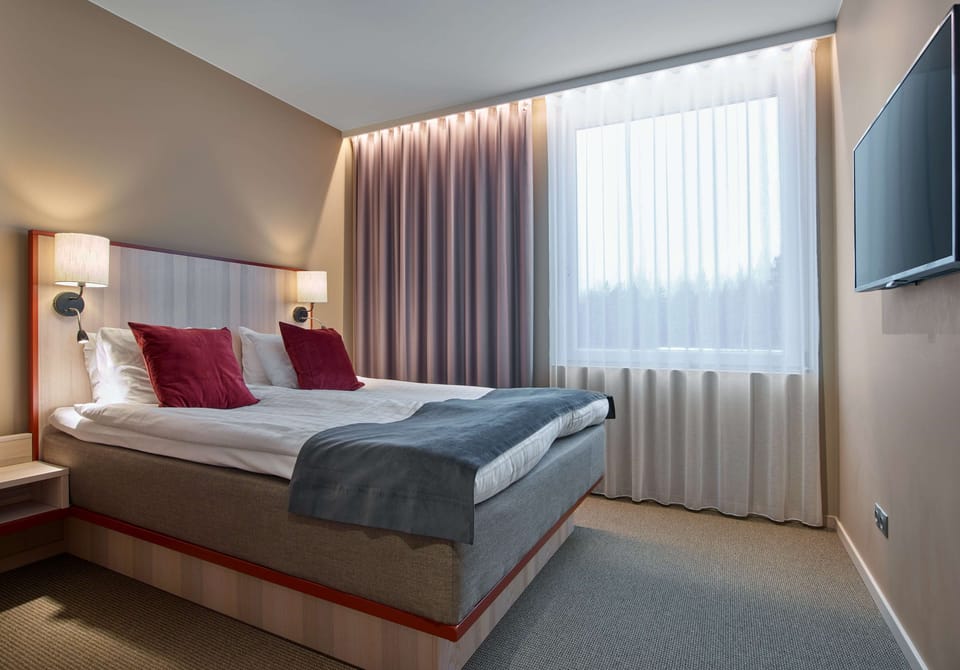Desk, blackout drapes, iron/ironing board, free WiFi