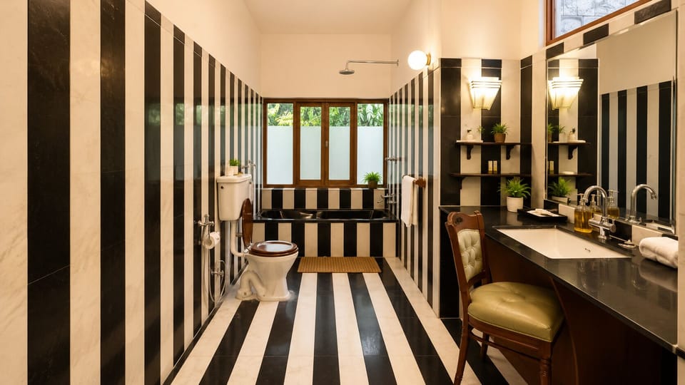 Luxury Twin Room, 2 Twin Beds | Bathroom | Deep soaking tub, free toiletries, hair dryer, towels