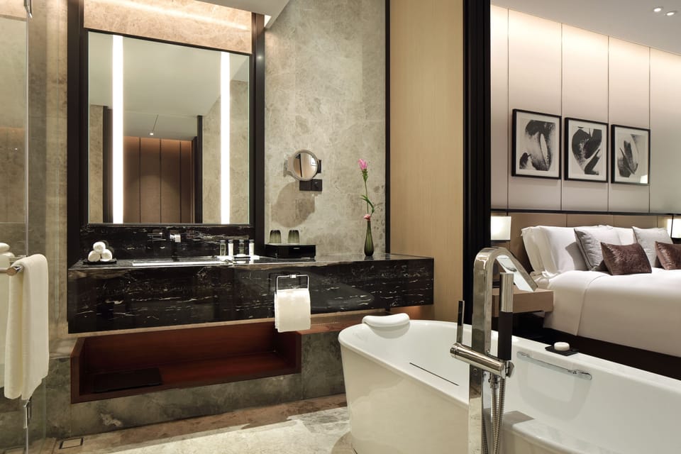 Combined shower/tub, rainfall showerhead, designer toiletries