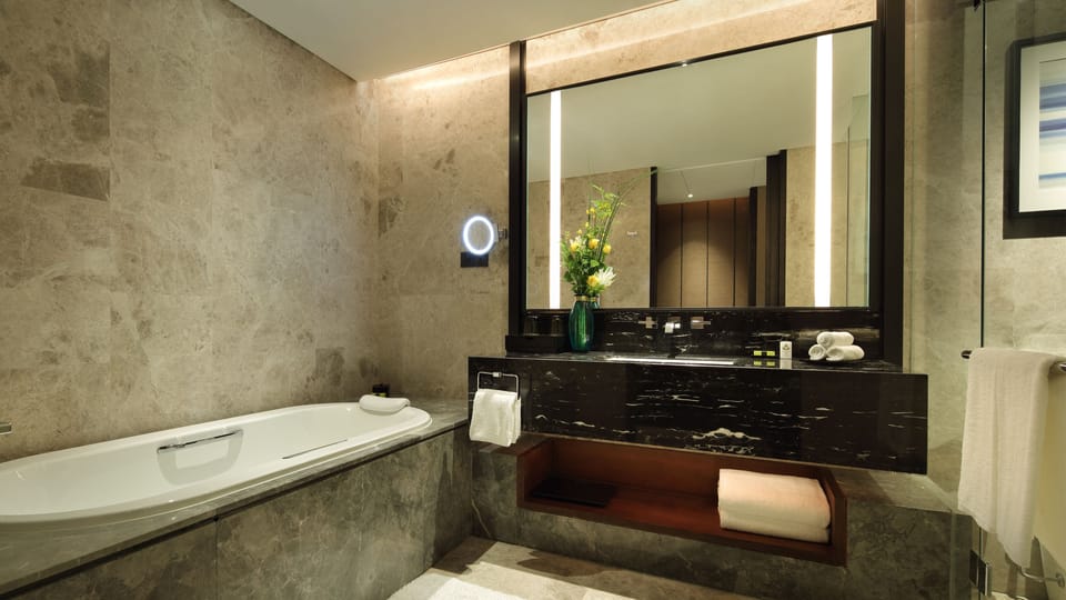Combined shower/tub, rainfall showerhead, designer toiletries