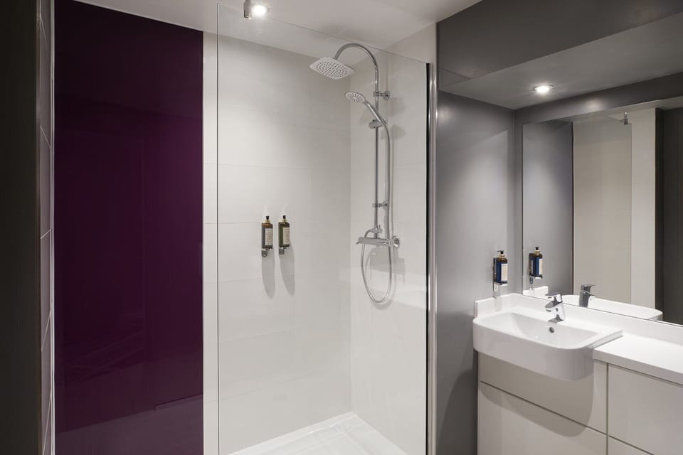 Superior Double Room | Bathroom shower