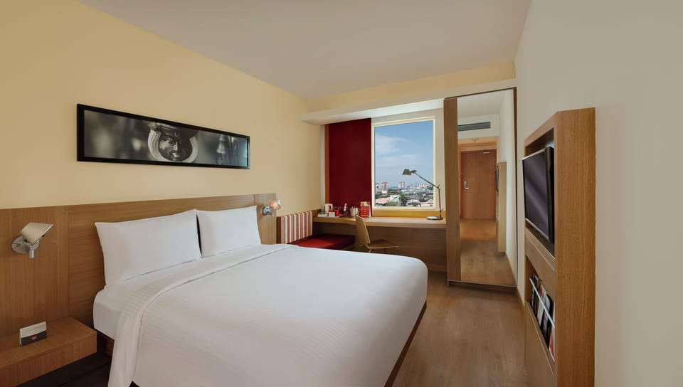 Standard Room, 1 Queen Bed | Premium bedding, minibar, in-room safe, desk