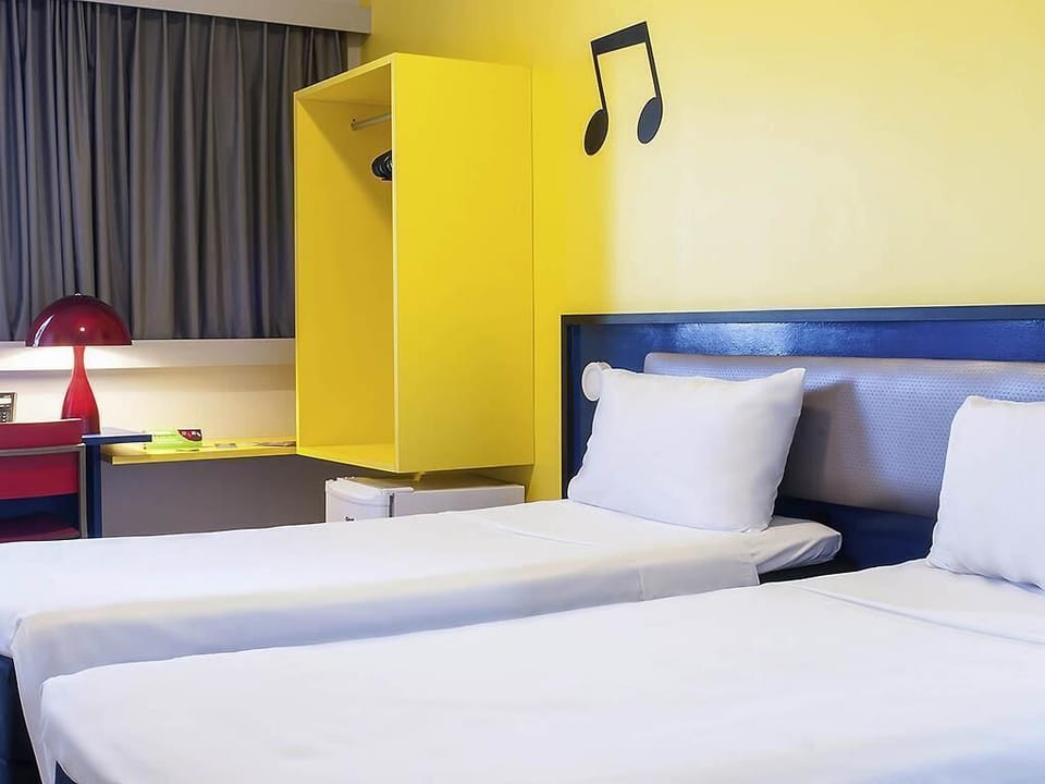 Apartment, 2 Twin Beds | Minibar, in-room safe, desk, soundproofing