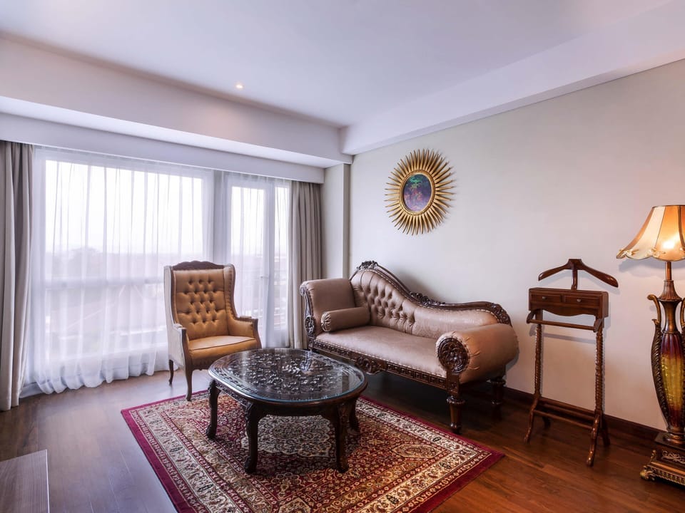 Deluxe Suite, 1 King Bed | Minibar, in-room safe, desk, blackout drapes