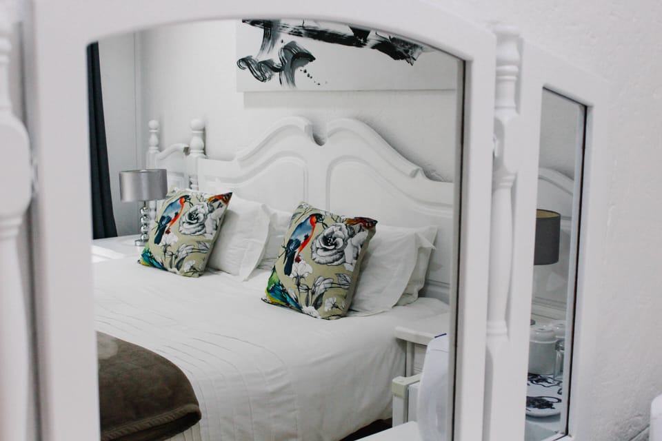 Room 1 - Deluxe room | In-room safe, individually decorated, individually furnished, desk