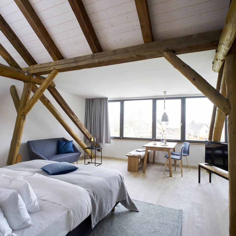 Comfort Apartment | Premium bedding, in-room safe, desk, laptop workspace