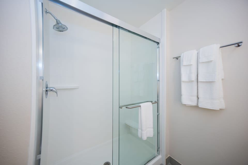 Combined shower/tub, free toiletries, hair dryer, towels