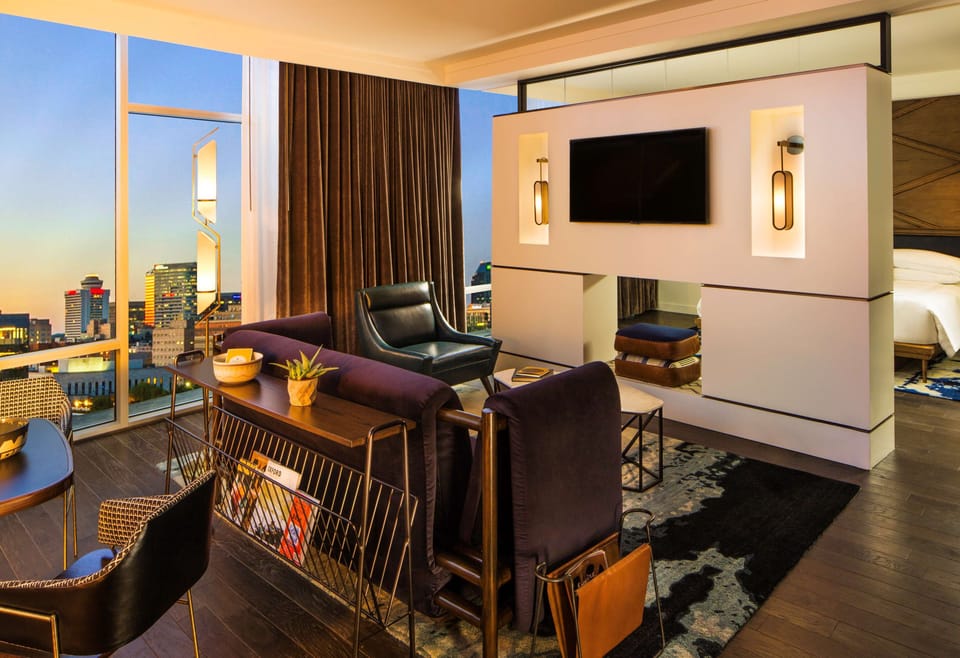 Suite (Thompson) | Egyptian cotton sheets, premium bedding, minibar, in-room safe