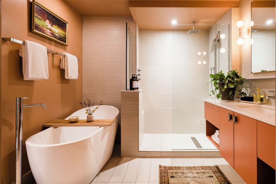 Junior Suite, 1 King Bed, Non Smoking (Large) | Bathroom | Free toiletries, hair dryer, bathrobes, towels