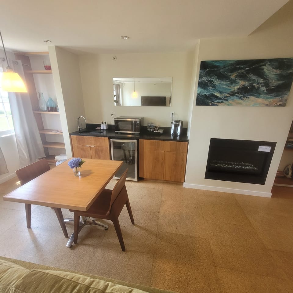 Studio Suite, 1 King Bed, Ocean View | Living area | TV, books