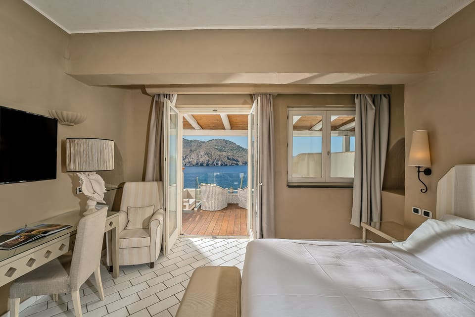Suite, Hot Tub (Eolie) | Minibar, in-room safe, desk, soundproofing