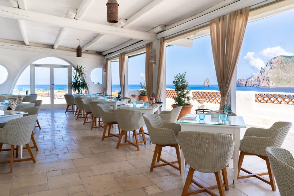 4 restaurants; breakfast, lunch, and dinner served