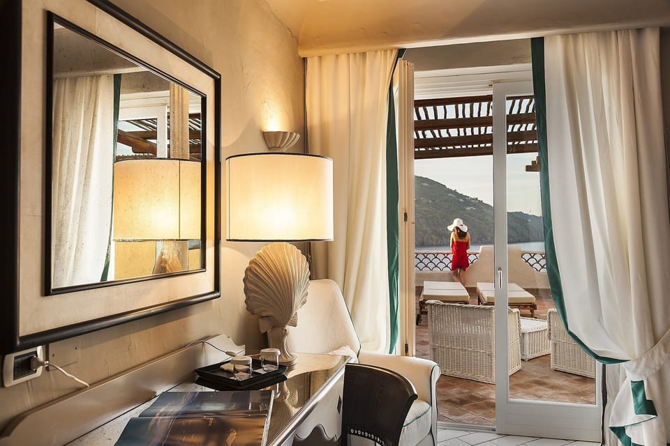 Deluxe Room | Minibar, in-room safe, desk, soundproofing