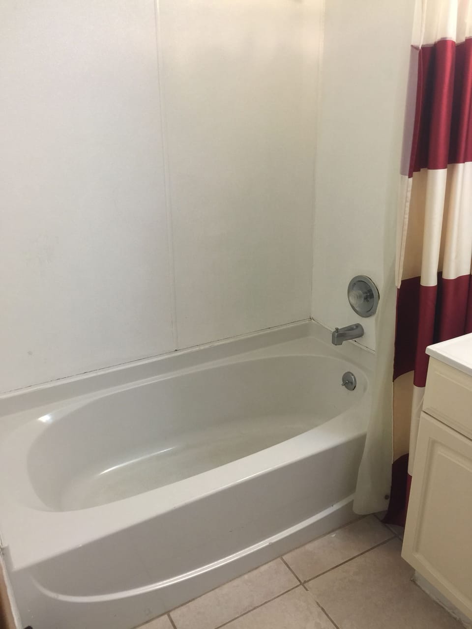Bathtub, free toiletries, hair dryer, towels