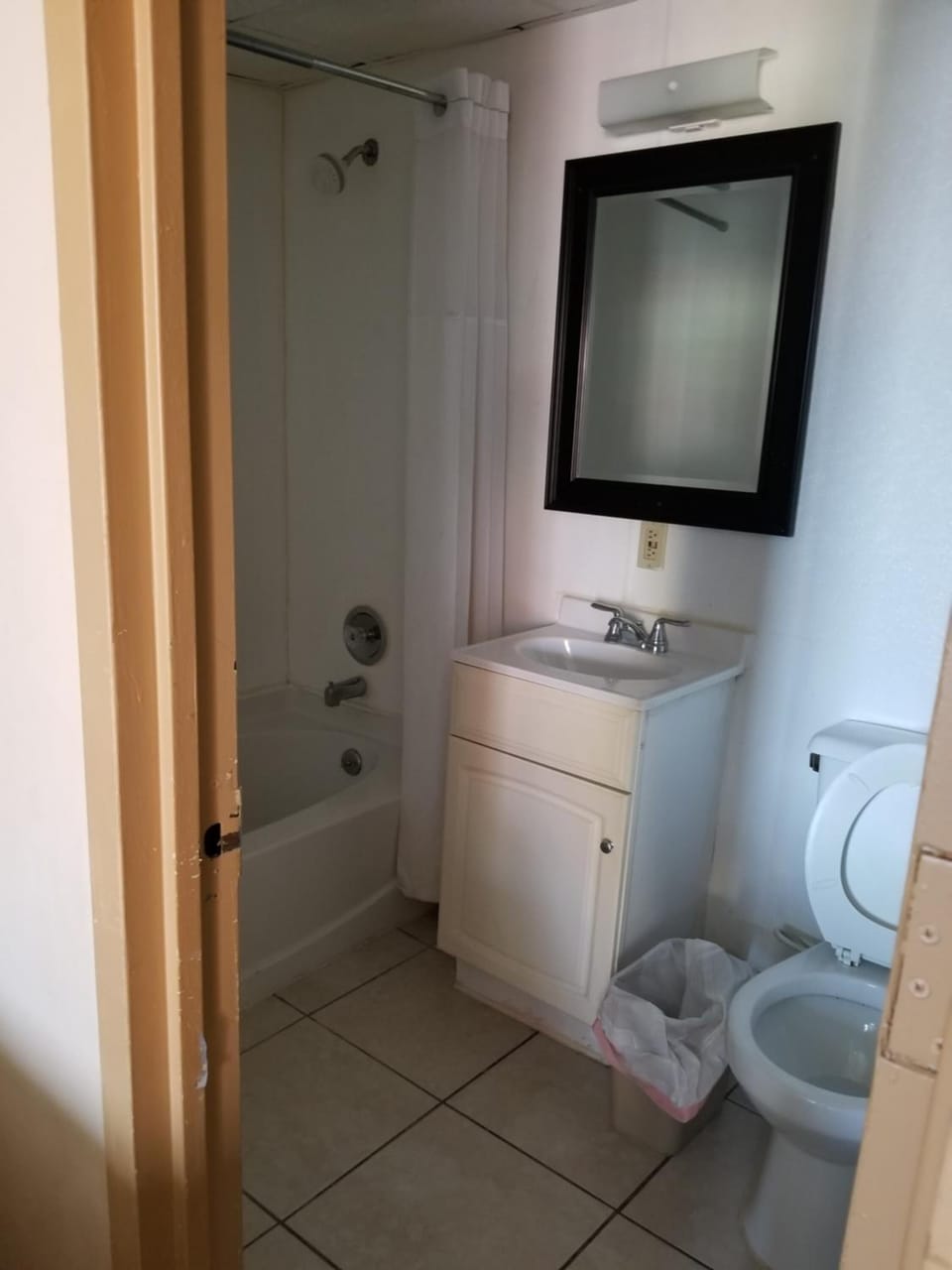 Bathtub, free toiletries, hair dryer, towels