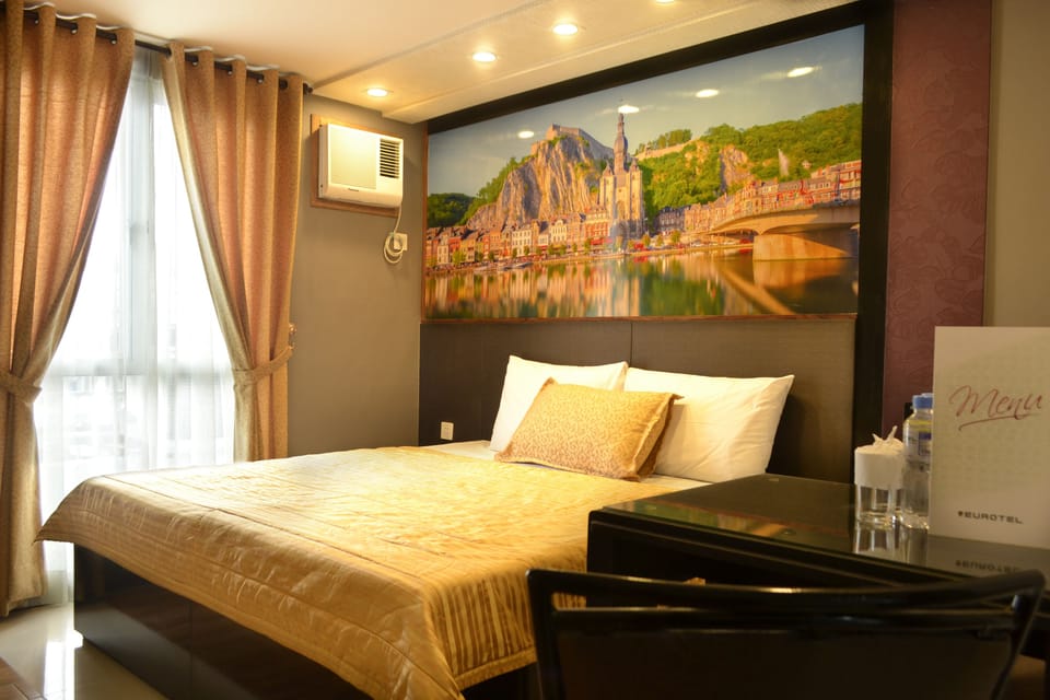 Standard Queen | In-room safe, desk, free WiFi, bed sheets