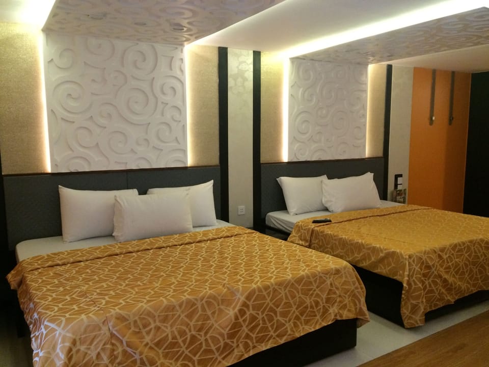 Family Room | In-room safe, desk, free WiFi, bed sheets