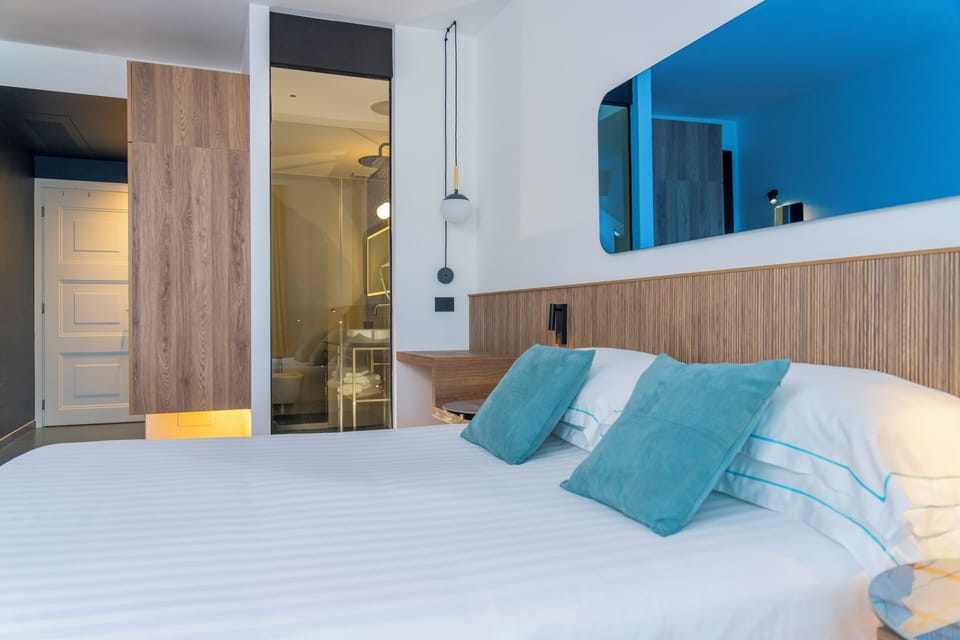 Superior Double Room, Sea View | Down comforters, minibar, in-room safe, desk
