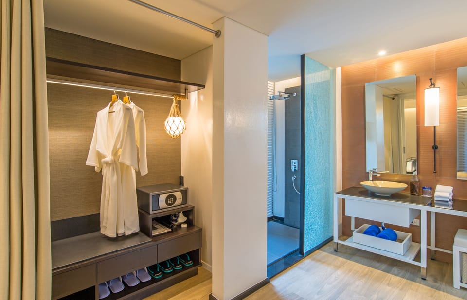 Garden Pool Villa | Bathroom shower