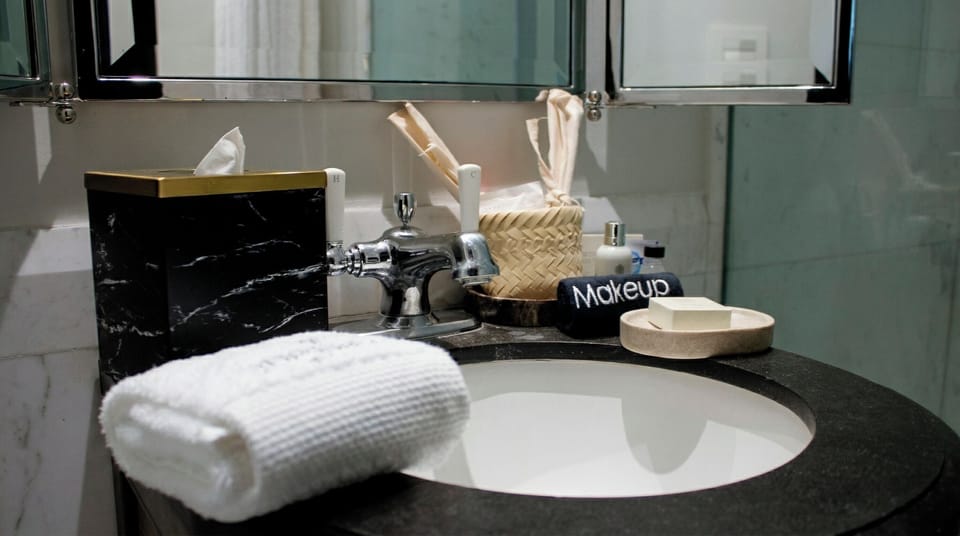 Deluxe Room | Bathroom | Shower, towels