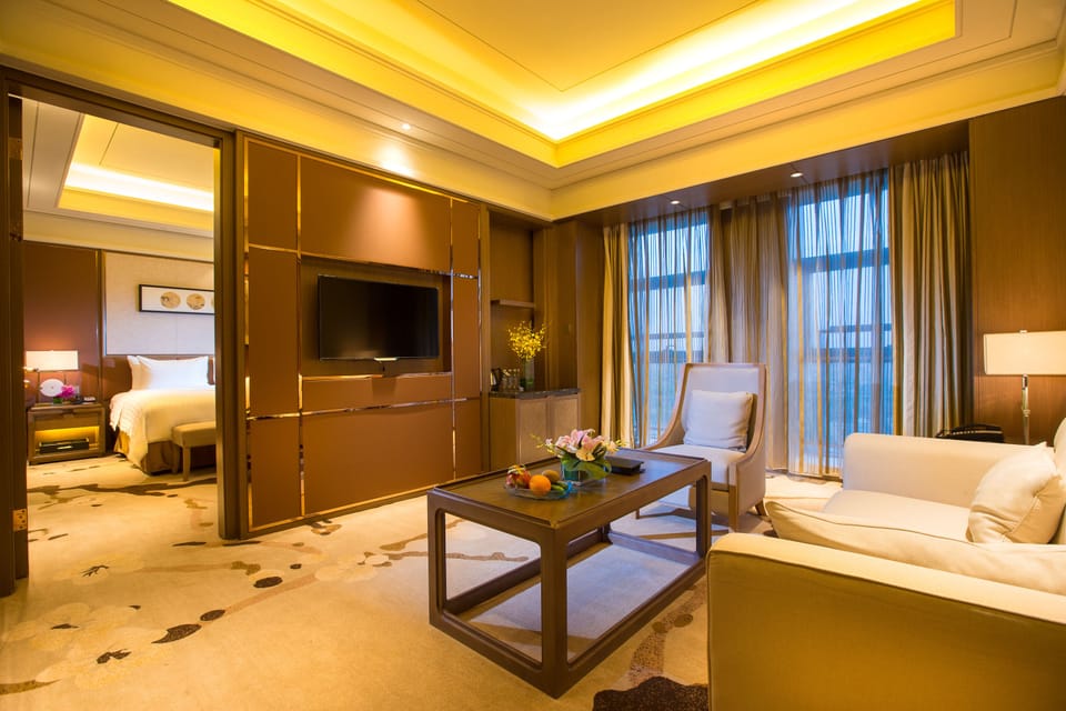 Executive Suite, City View | Premium bedding, minibar, in-room safe, desk