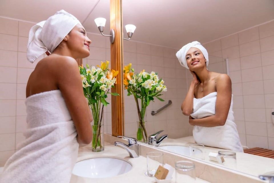 Combined shower/tub, free toiletries, hair dryer, towels